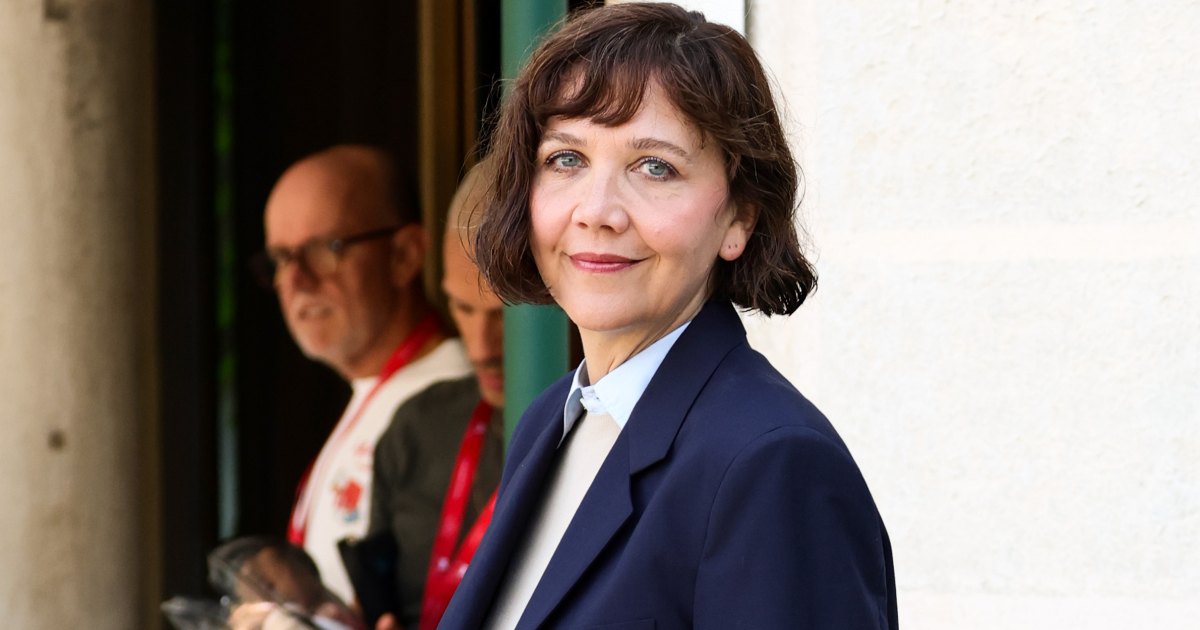 Copy Maggie Gyllenhaals City Girl Chic Navy Blazer Look for $42 Copy Maggie Gyllenhaals City Girl Chic Navy Blazer Look for $42