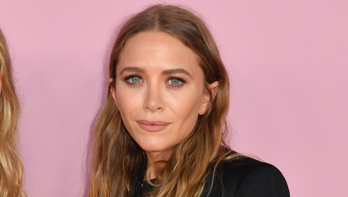 US fashion designers Mary-Kate (R) and Ashley Olsen arrive for the 2019 CFDA fashion awards at the Brooklyn Museum in New York City on June 3, 2019. (Photo by ANGELA WEISS / AFP) (Photo credit should read ANGELA WEISS/AFP via Getty Images)
