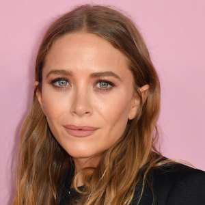 US fashion designers Mary-Kate (R) and Ashley Olsen arrive for the 2019 CFDA fashion awards at the Brooklyn Museum in New York City on June 3, 2019. (Photo by ANGELA WEISS / AFP) (Photo credit should read ANGELA WEISS/AFP via Getty Images)