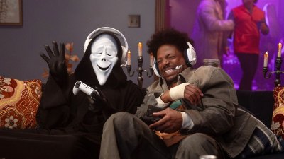 Marlon Wayans (right) in Scary Movie