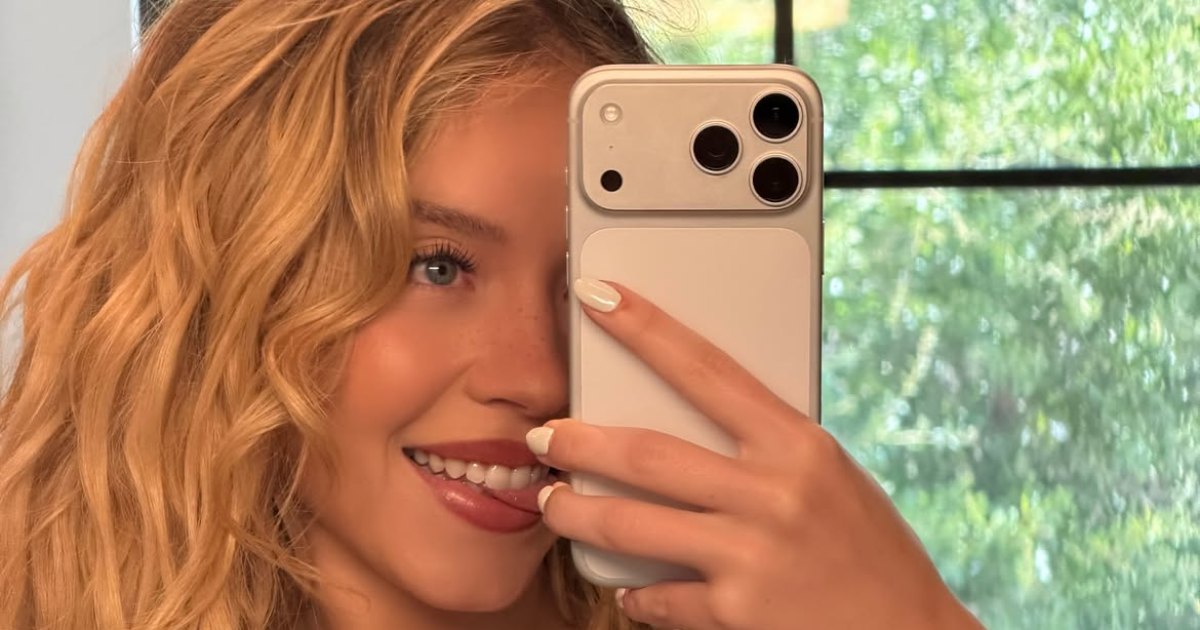 Sydney Sweeney Slays in a Black Bra and Matching Lacy Underwear Sydney Sweeney Slays in a Black Bra and Matching Lacy Underwear