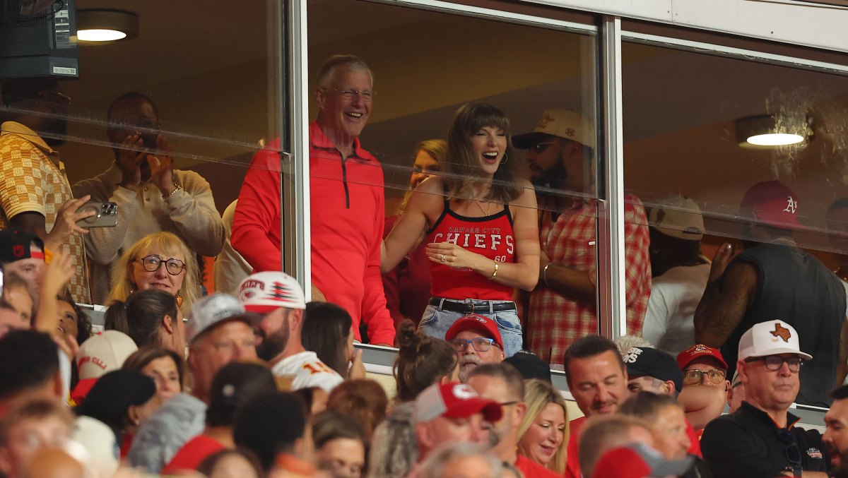 KANSAS CITY, MISSOURI - SEPTEMBER 20: Singer Taylor Swift watches the game between the Indianapolis Colts and the Kansas City Chiefs during the first quarter against the Indianapolis Colts at Arrowhead Stadium on September 20, 2026 in Kansas City, Missouri. (Photo by David Eulitt/Getty Images)