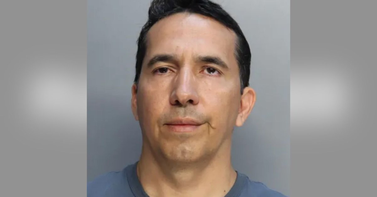 Miami Elementary School Teacher Accused of Trying to Kiss Girls and Showing Nude Photos of Himself