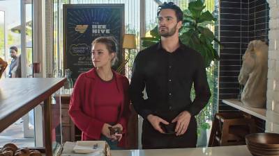 Lili Reinhart and Tom Bateman in The Love Hypothesis