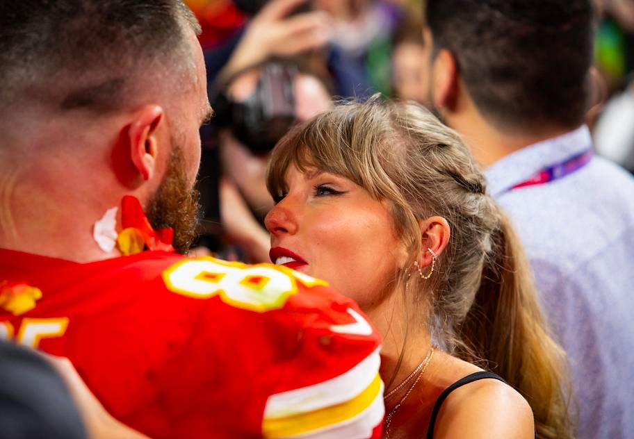 Kansas City Chiefs tight end Travis Kelce (87) celebrates with Taylor Swift.