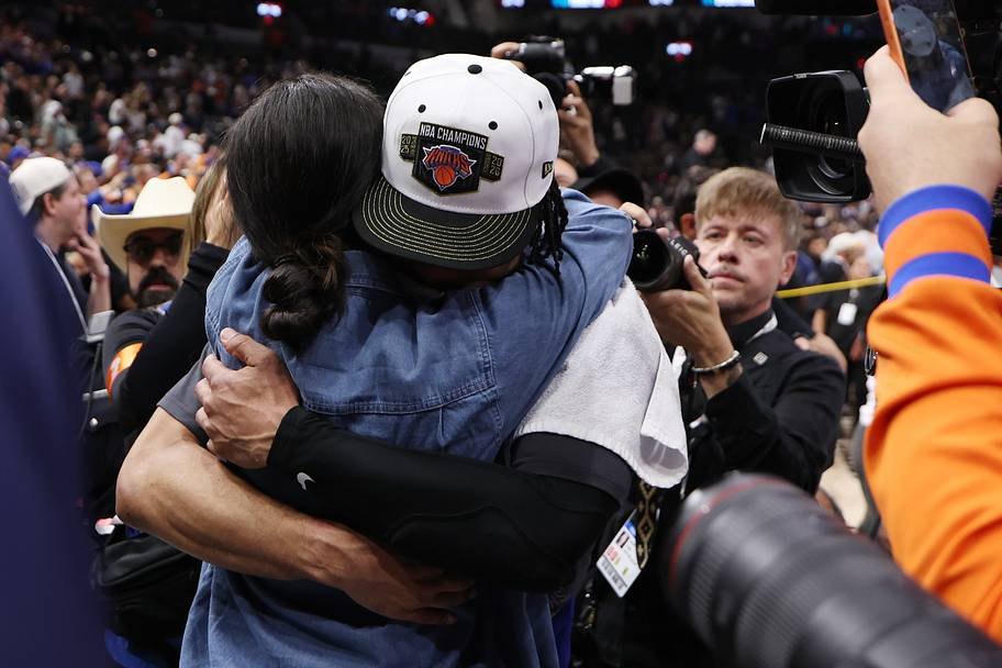 New York Knicks guard Jalen Brunson (R) hugs his wife Ali (L).