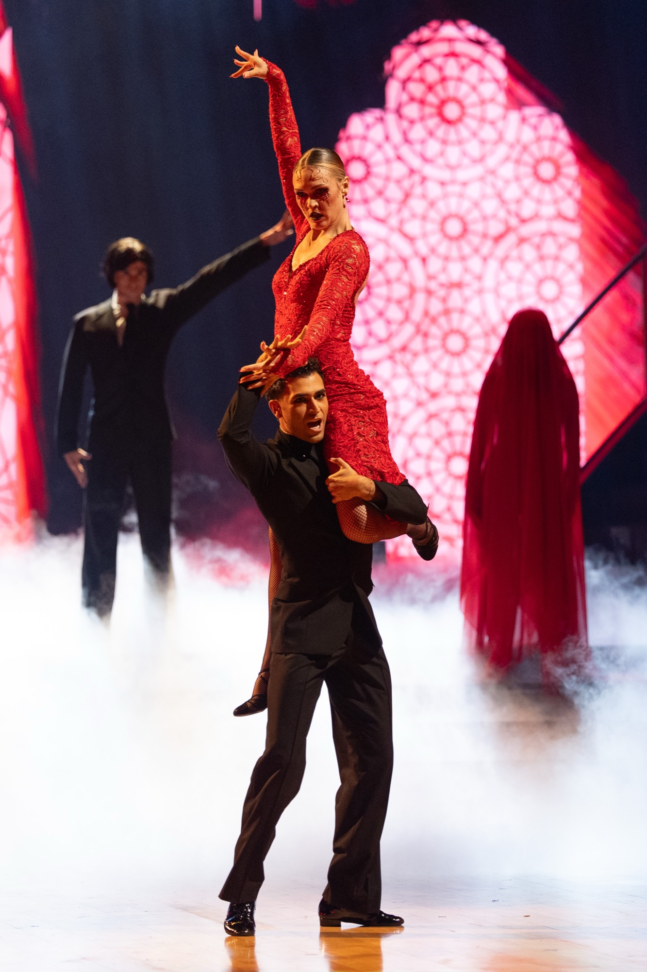 Ezra Sosa Defends 'DWTS' Partner Julia Stiles After Shockingly Low Score