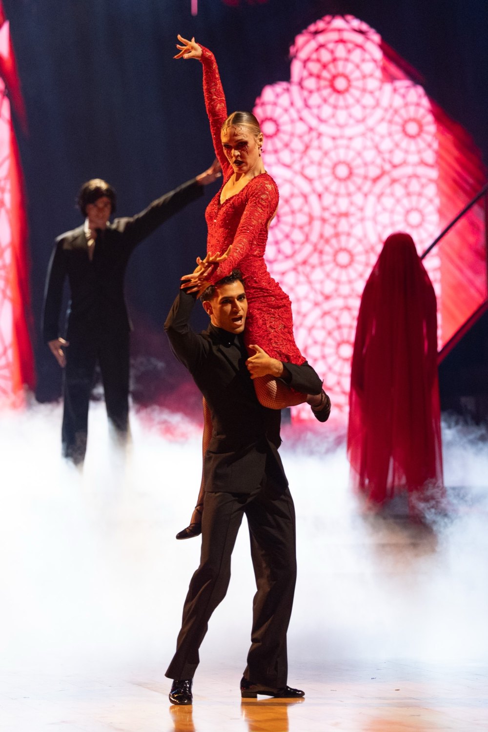 Ezra Sosa Defends Julia Stiles After Low Scores