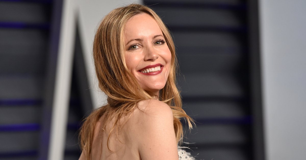 Leslie Mann Wore the Dark Wash Jeans Style That Flatters Every Body Type — Copy the Look for Leslie Mann Wore the Dark Wash Jeans Style That Flatters Every Body Type — Copy the Look for