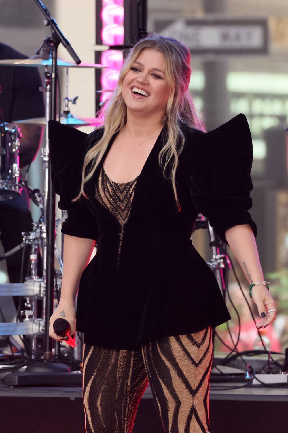 Des Kelly Best Reactions to Kelly Clarkson and Brooklyn Store’s Feud