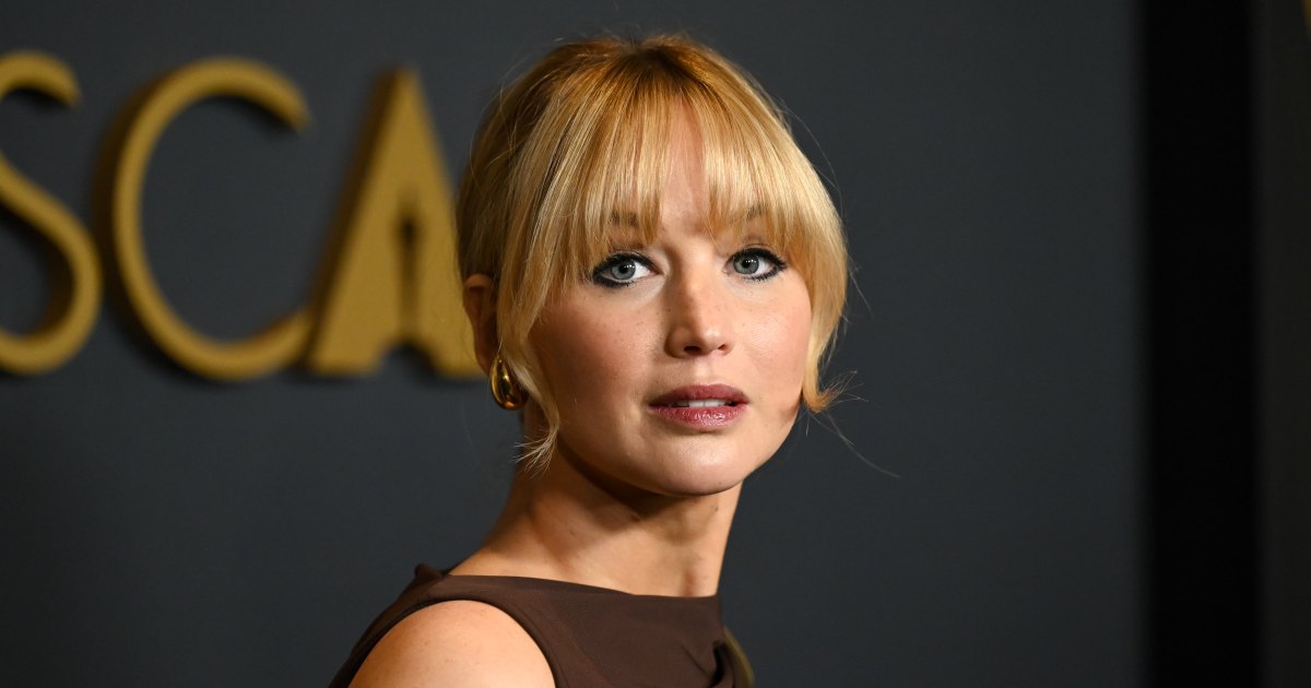 Psst! Jennifer Lawrence’s Exact Cool-Girl Clogs Are on Amazon — And They’re a Must for Fall