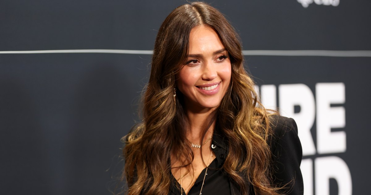 Jet, Set, Go! Jessica Alba’s ,350 Airport Tote Bag Is the Rich-Mom Look We’re Copying for Jet, Set, Go! Jessica Alba’s ,350 Airport Tote Bag Is the Rich-Mom Look We’re Copying for