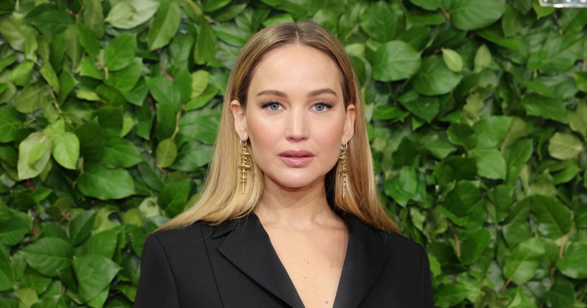Jennifer Lawrence’s ,015 ‘Golf Handle’ Bag Is *so* Much Sleeker Than a Crossbody — The Look for Jennifer Lawrence’s ,015 ‘Golf Handle’ Bag Is *so* Much Sleeker Than a Crossbody — The Look for