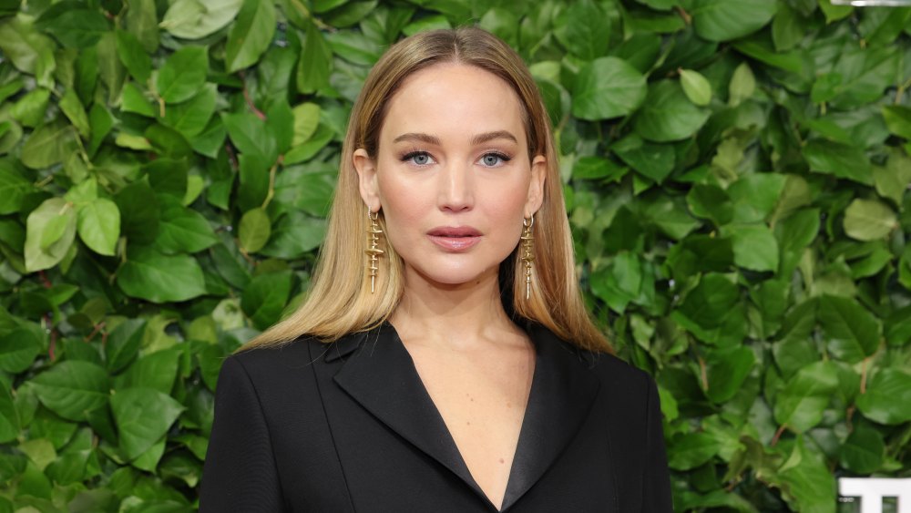 Jennifer Lawrence's 'Golf Handle' Bag Is *so* Much Sleeker Than a Crossbody