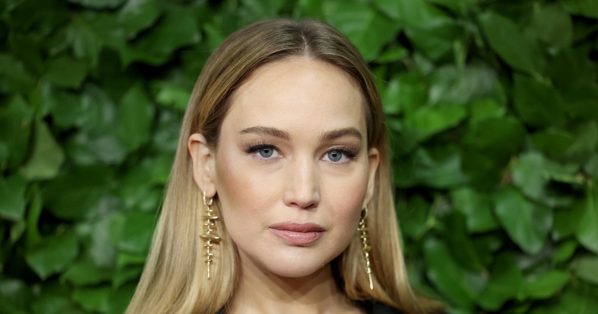 Bye, Beige! Jennifer Lawrence’s Unexpected Cardigan Color Is *Way* Chicer Than Boring Neutrals Bye, Beige! Jennifer Lawrence’s Unexpected Cardigan Color Is *Way* Chicer Than Boring Neutrals