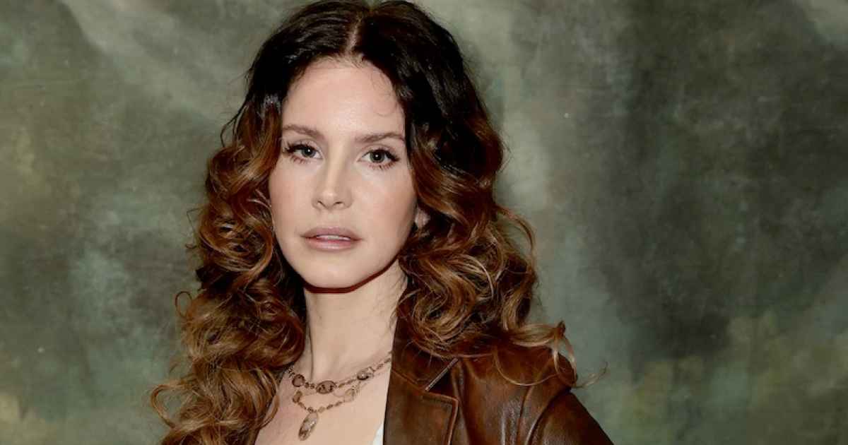 Lana Del Rey Films Herself Giving Money to a Woman Trying to Get ‘Out of an Abusive Relationship’ Lana Del Rey Films Herself Giving Money to a Woman Trying to Get ‘Out of an Abusive Relationship’
