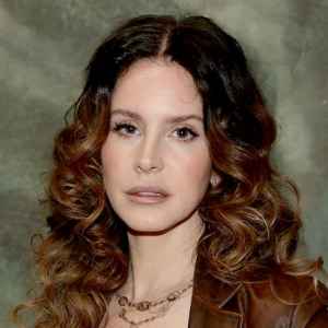 Lana Del Rey Gives Money to a Woman Leaving an 'Abusive Relationship'