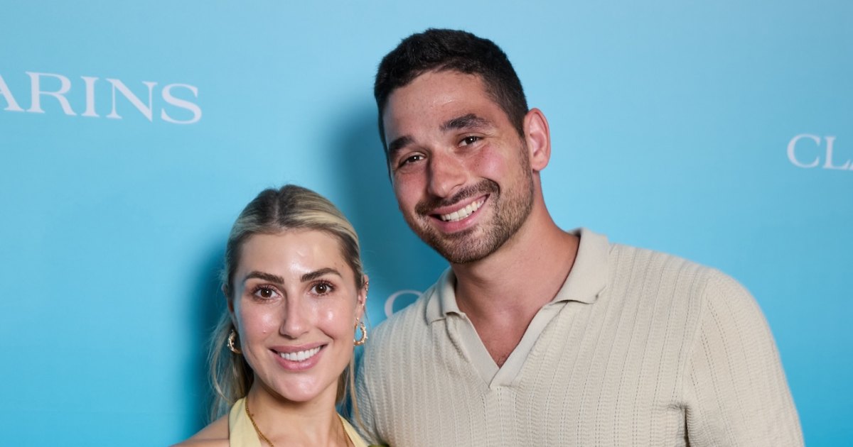 Emma Slater Claps Back at Fan, Defends BF Alan Bersten Replacing Val Chmerkovskiy Amid ‘DWTS’ Benching Emma Slater Claps Back at Fan, Defends BF Alan Bersten Replacing Val Chmerkovskiy Amid ‘DWTS’ Benching