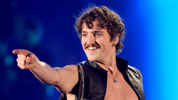 Benson Boone pointing while performing at the 2026 iHeartRadio Music Festival.