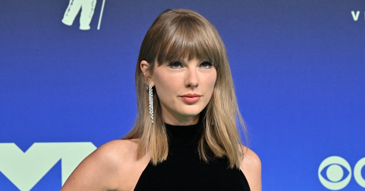 Taylor Swift Just Convinced Me to Trade My Basic Sweater Dresses for This Cool-Girl Alternative Taylor Swift Just Convinced Me to Trade My Basic Sweater Dresses for This Cool-Girl Alternative