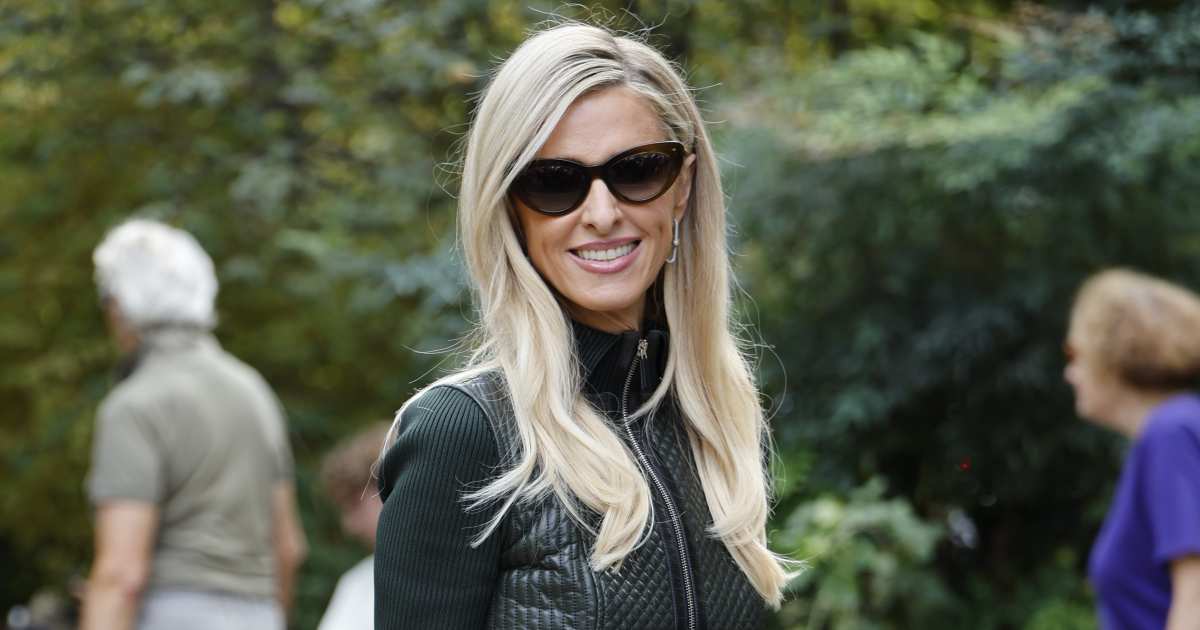 Compre a bolsa castanha estilo ‘Parisian Rich Mom’ de Nicky Hilton por menos