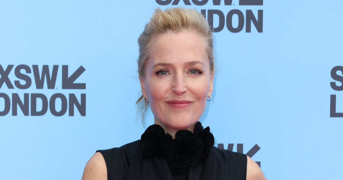 Gillian Anderson Clarifies Viral Comments About ‘Distracting’ Fans in the Front Row of Theater