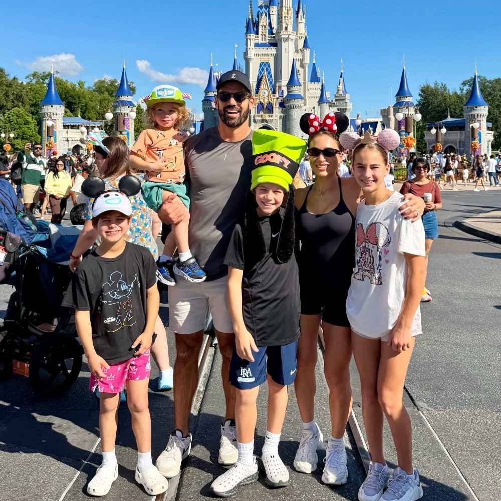 Jessie James Decker and Eric Deckers Kids Show Off Their Abs Again on Fall Break 1