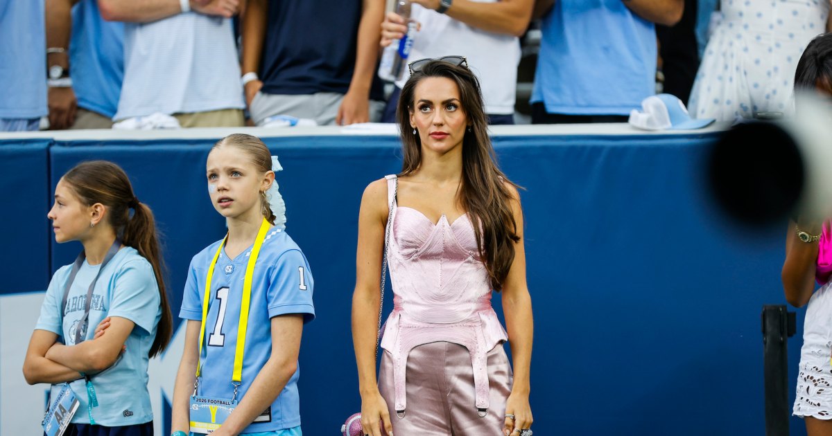 Jordon Hudson Sizzles in a Pink Corset at Boyfriend Bill Belichick’s UNC Football Game Jordon Hudson Sizzles in a Pink Corset at Boyfriend Bill Belichick’s UNC Football Game