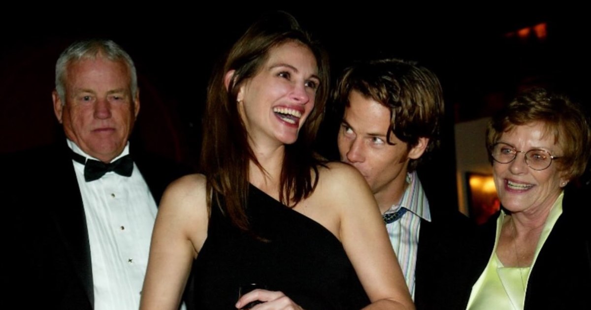 Julia Roberts and Danny Moder’s Relationship Timeline: From Coworkers to Parents of 3 Julia Roberts and Danny Moder’s Relationship Timeline: From Coworkers to Parents of 3