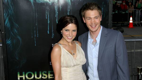 Sophia-Bush-and-Chad-Michael-Murray-GettyImages-52702046.