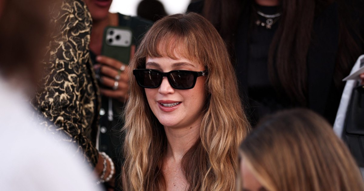 Jennifer Lawrence’s Cozy Suede Mules Are the Chic Anti-Sneaker Trend You’ll Wear 24/7 Jennifer Lawrence’s Cozy Suede Mules Are the Chic Anti-Sneaker Trend You’ll Wear 24/7