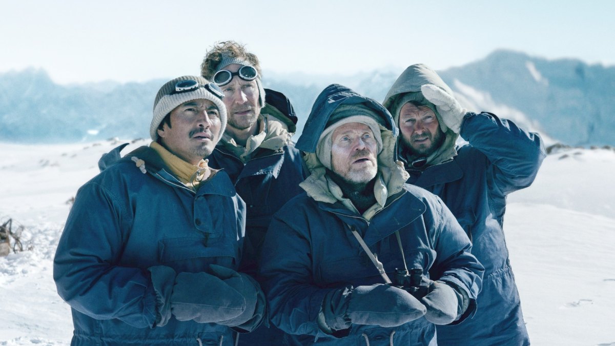 Genden Phuntsok as Tenzing Norgay, Tom Hiddleston as Edmund Hillary, Willem Dafoe as Colonel John Hunt, Benjamin Hoetjes in Tenzing