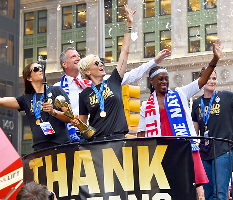 U.S. Women's Soccer Players and Mayor Bill De Blasio at Parade