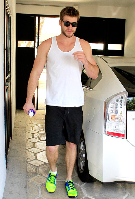 Liam Hemsworth Picture: Actor Shows Buff Arms After Miley Cyrus Split ...