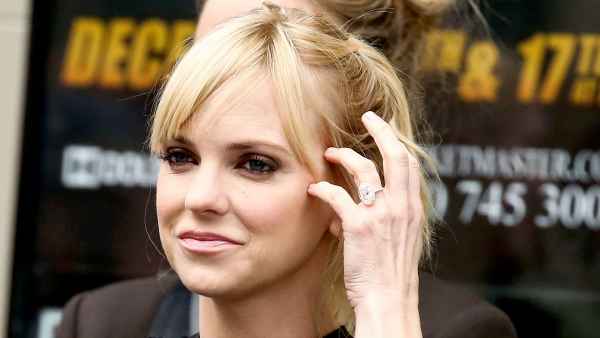 Anna faris new ring 04b1a9d7 e6a9 4c6b bd38 301cfc57b7b3