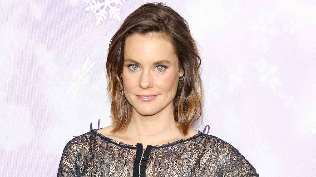 Ashley Williams arrives at Hallmark Channel/Hallmark Movies and Mysteries party during the Winter 2016 TCA press tour held at Tournament House on January 8, 2016 in Pasadena, California.