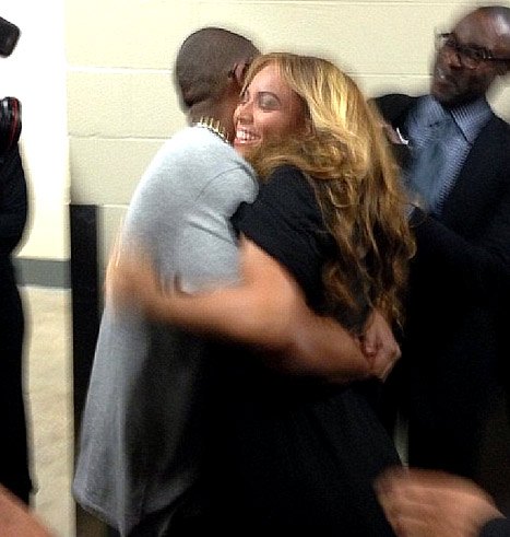 Beyonce, Jay-Z Hug Backstage After Super Bowl Half Time Performance ...