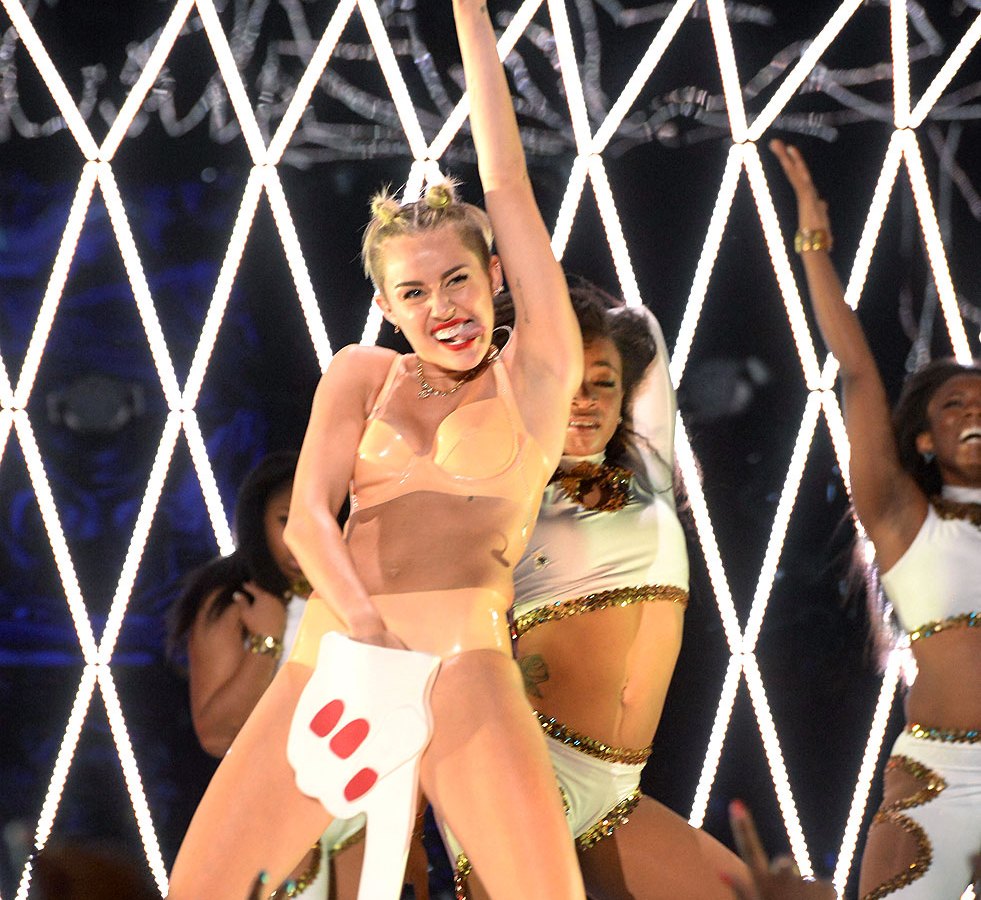 Miley Cyrus performing at the 2013 VMAs