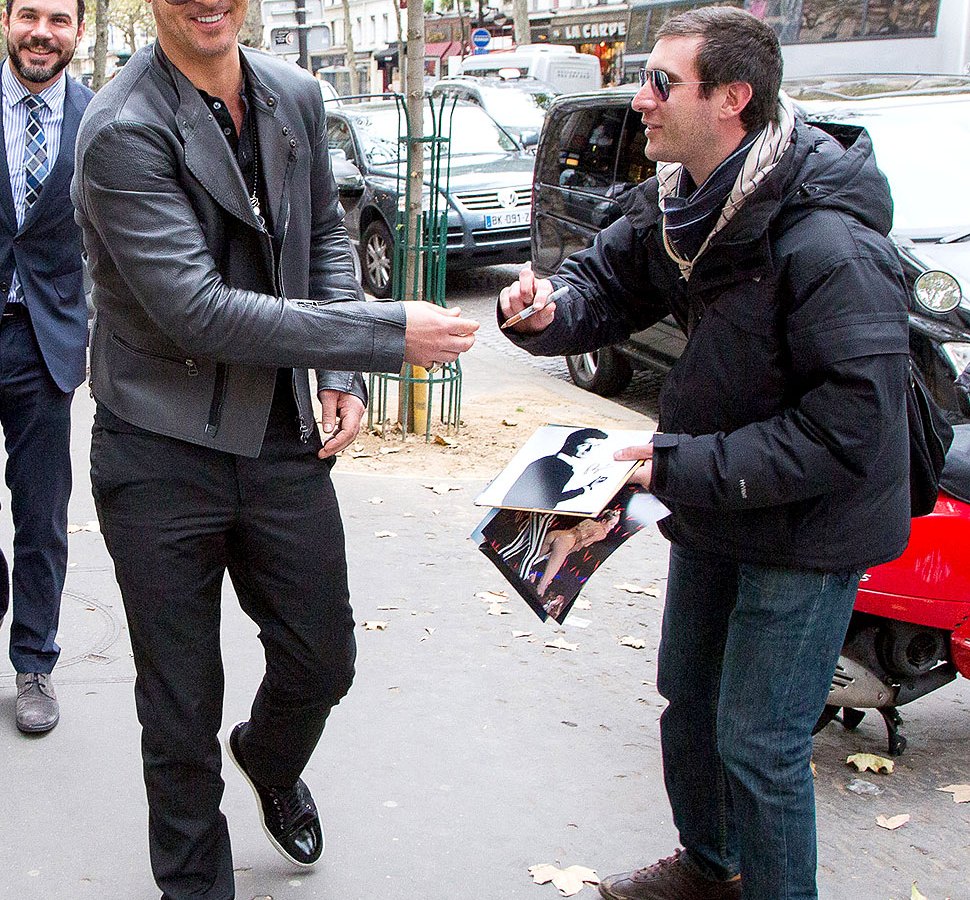 Robin Thicke is seen signing an autograph for a fan on October 15, 201