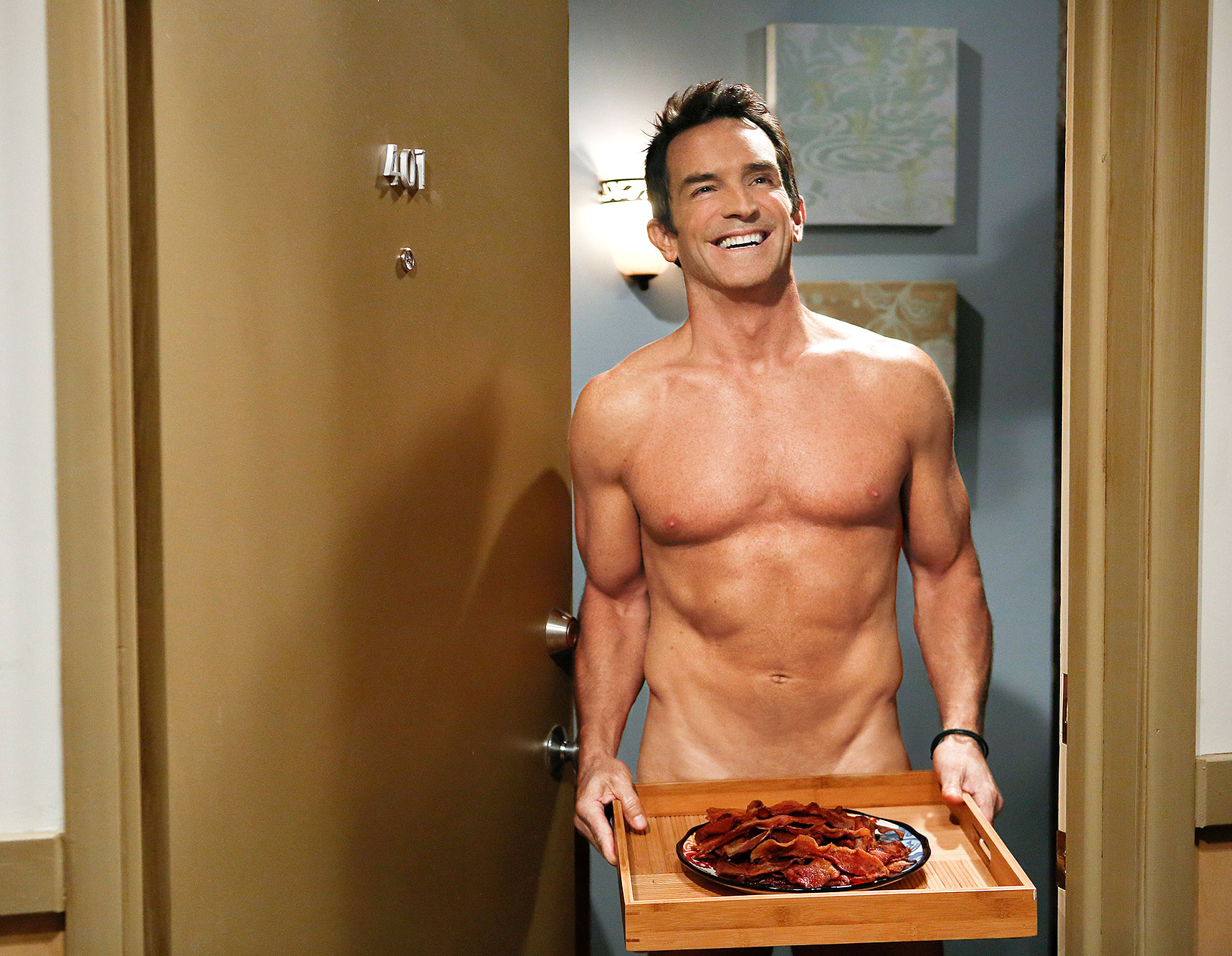 Jeff Probst Strips Down Naked, With Bacon in Two and a Half Men Promo