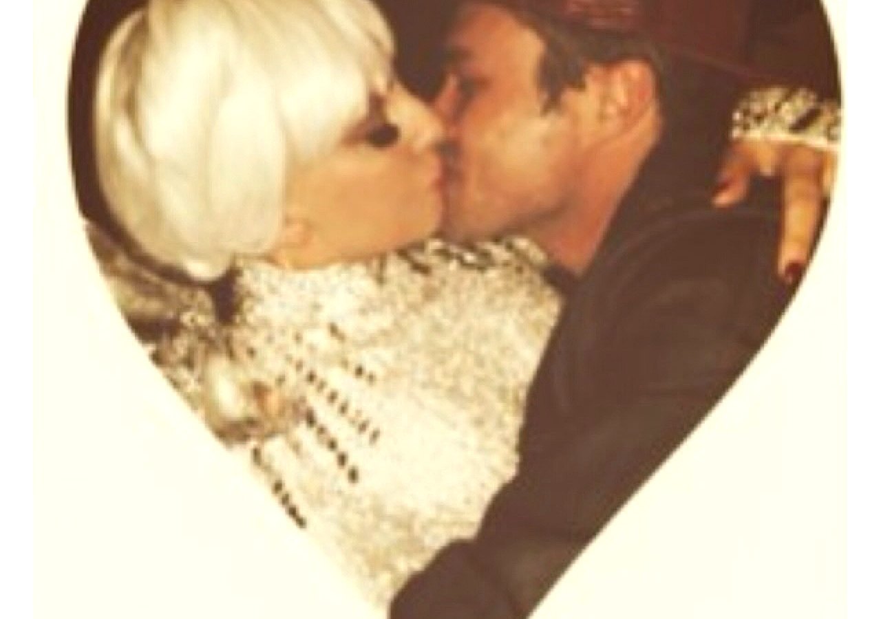 Lady Gaga and Taylor Kinney kissing