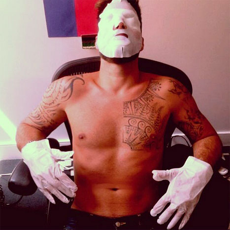 Ricky Martin gets face and hand mask in Miami