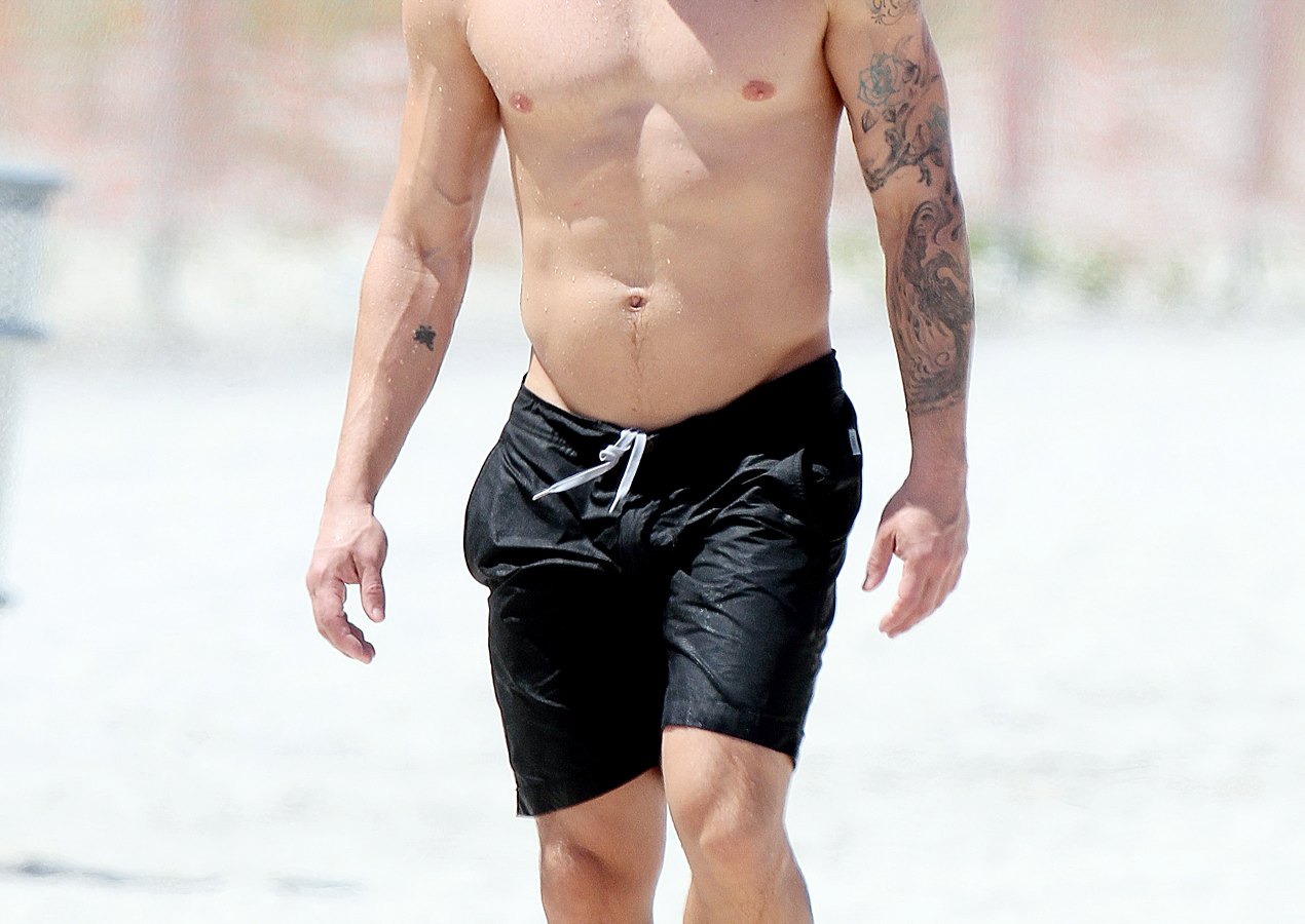 Ryan Phillipe Ripped Ryan Phillippe Looks Ripped Shirtless, Hits Beach In Miami: Pictures
