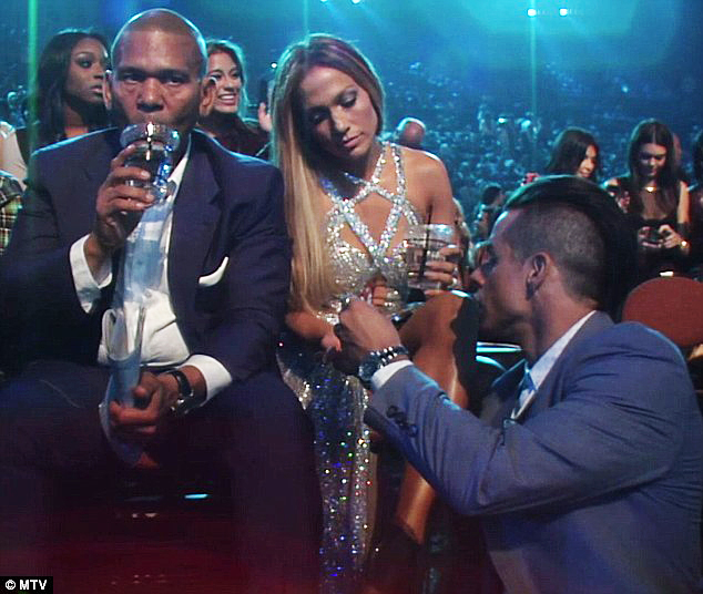 Casper Smart feeding Jennifer Lopez at the 2014 MTV VMAs