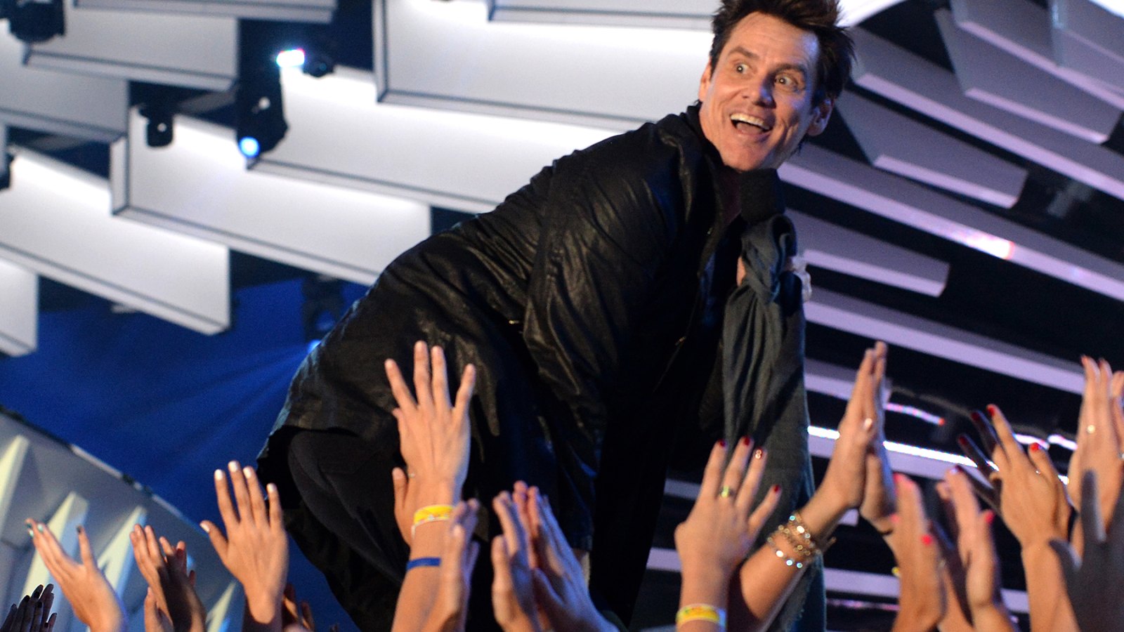 Jim Carrey falls at the MTV VMAs