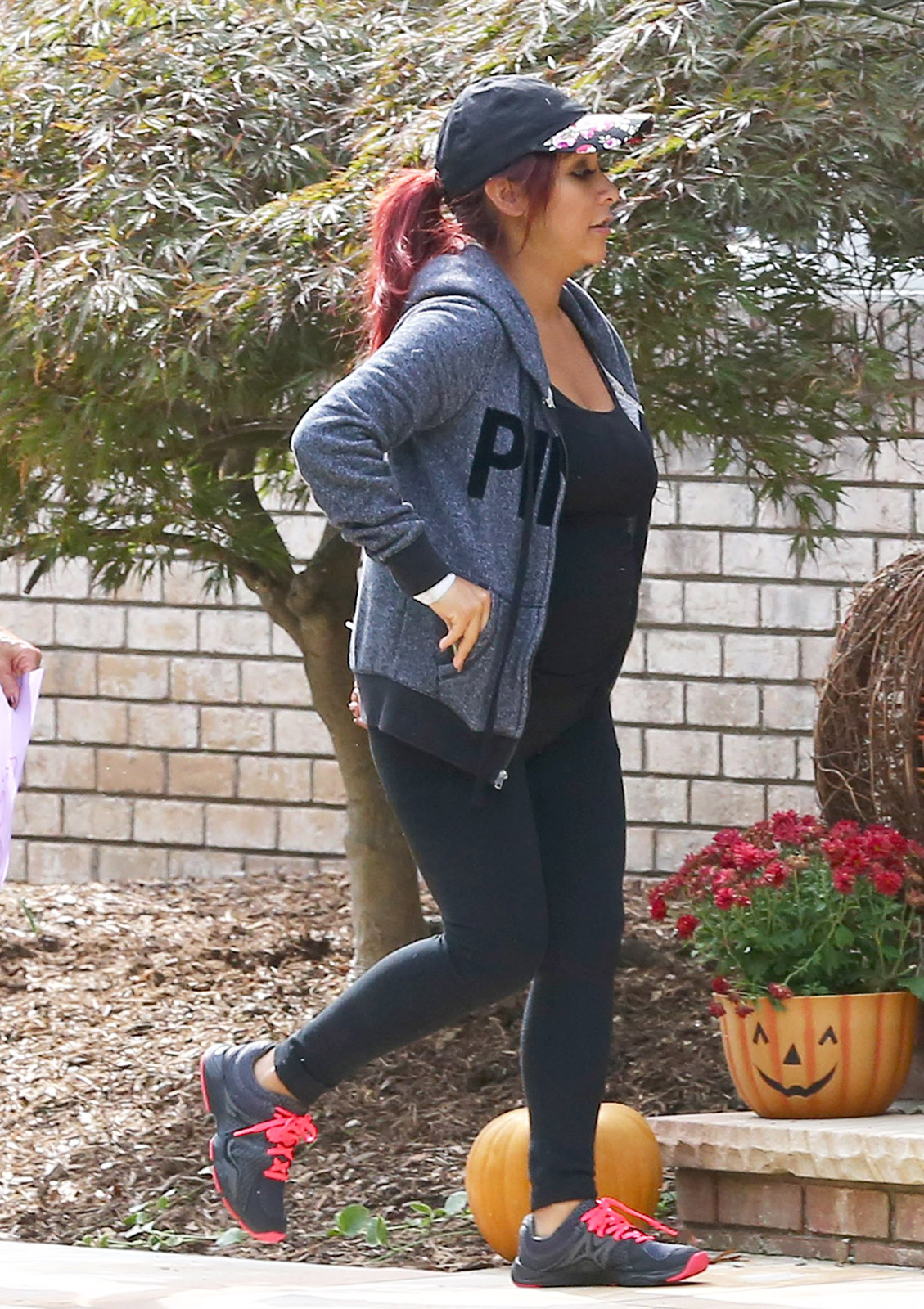 Snooki Steps Out In Black Leggings 