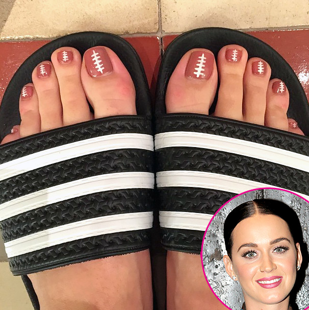 Katy Perry paints her toenails for Super Bowl