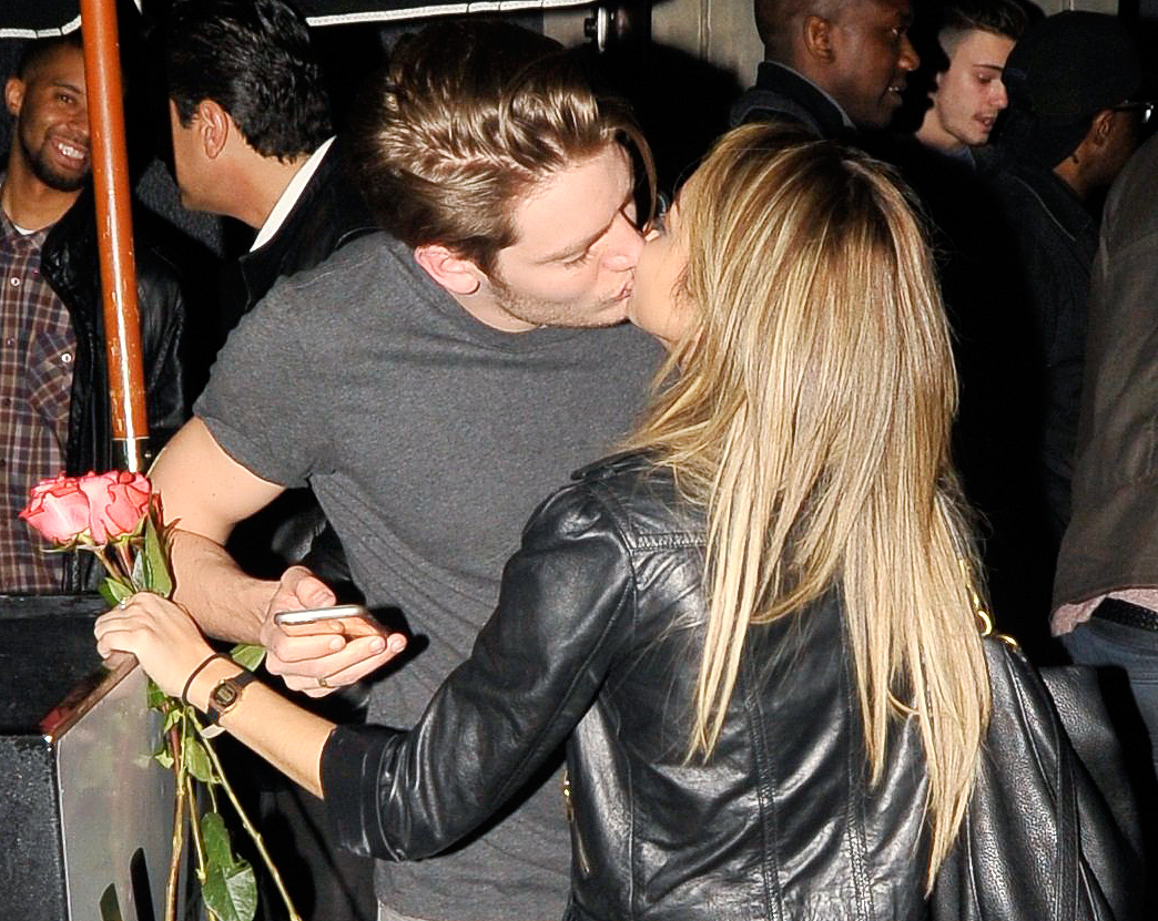 Sarah Hyland Makes Out With New Boyfriend Dominic Sherwood: Photos