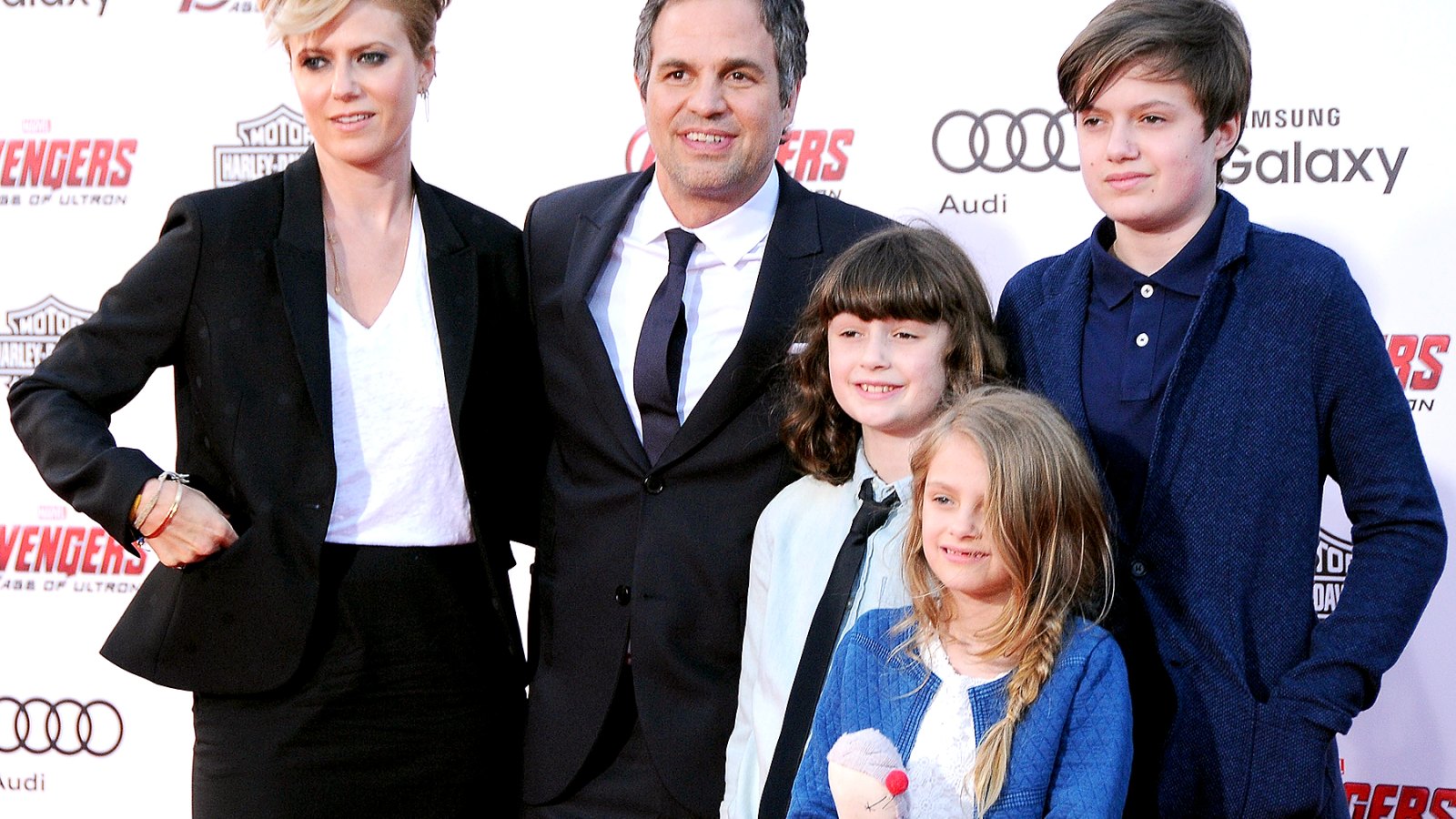 Mark Ruffalo s Kids Do Not Respect The Hulk Family Photo mark-ruffalo-s-kids-do-not-respect-the-hulk-family-photo