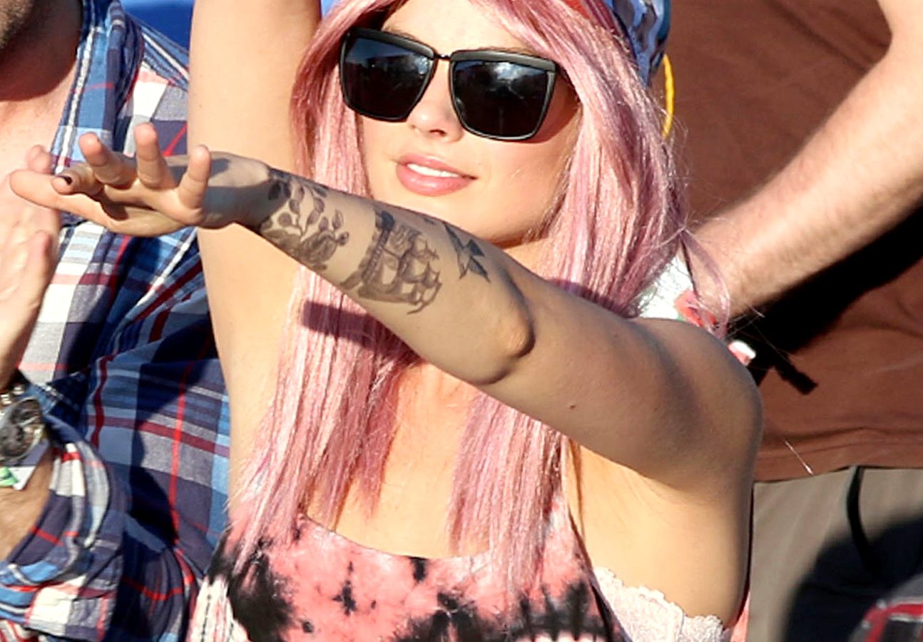 Margot Robbie has pink hair at Osheaga in Montreal on August 2, 2015.